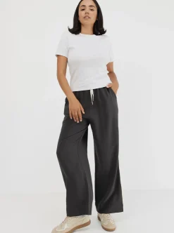 Women Taylor Sport Pants & Sweats-Weekender Pant In Pepper